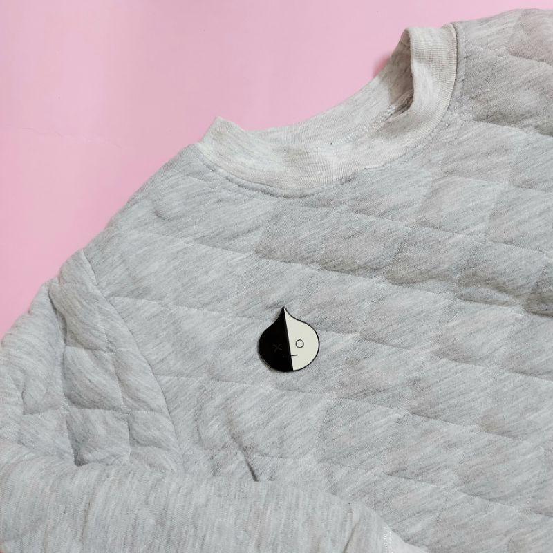 Cài áo đen trắng