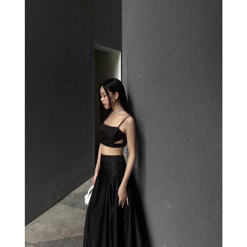 Chân váy nữ, màu đen, form dài nhún nhẹ 2 bên hông, chất vải nylon dày dặn, là min - NYLON RUFFLE MIDI SKIRT - BLACK
