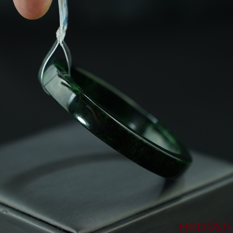 Vòng Ngọc Cẩm Thạch vuông sơn thủy ni 51 mang ý nghĩa phong thủy bình an, may mắn