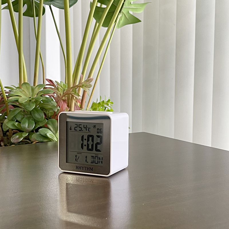 SẮP VỀ Đồng hồ Rhythm LCT076NR03 – KT 7.2 x 7.2 x 5.0cm. 105g. Vỏ nhựa. Dùng Pin.