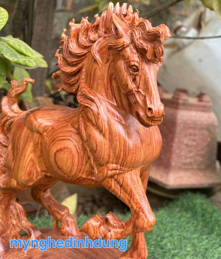 Tượng con ngựa thong dong phong thủy gỗ hương đá cao 40x24x10cm
