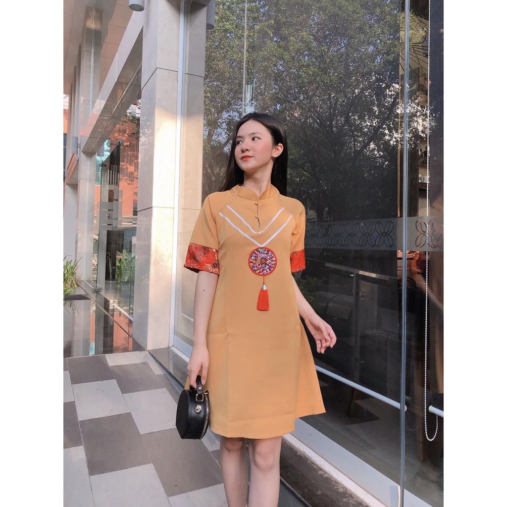 ĐẦM GẤM TẾT ĐỎ CỔ TÀU PHỐI TAY GẤM PHỐI VIỀN TRẮNG NGỰC GẤM TRÒN DÁNG XÒE
