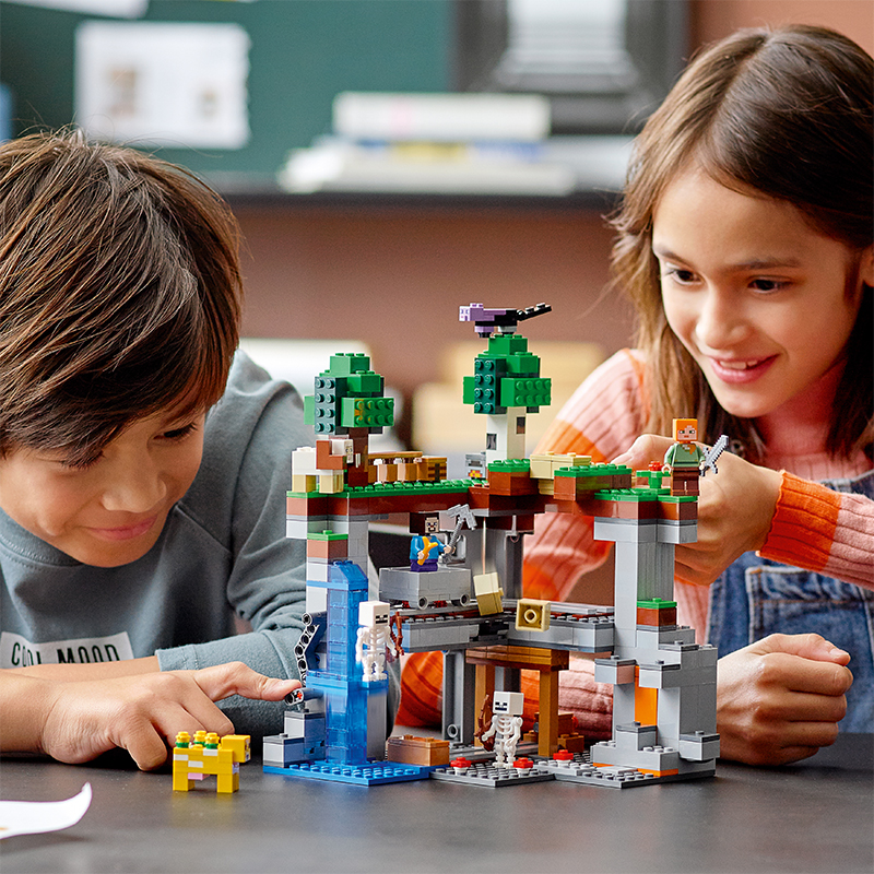 LEGO MINECRAFT 21169 Cuộc Phiêu Lưu Đầu Tiên (542 chi tiết)