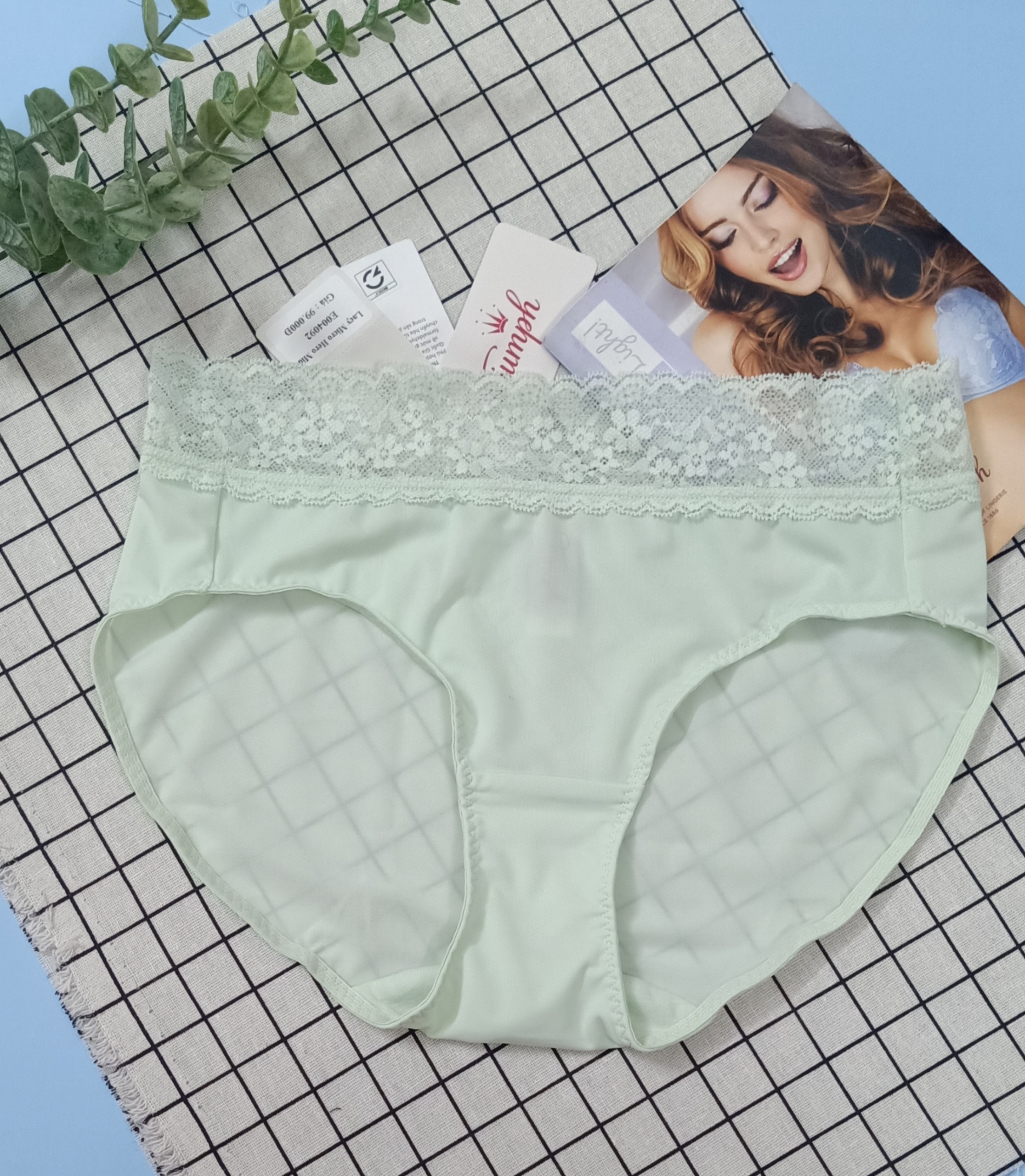 Quần lót nữ thun lạnh Triumph Lacy Micro Hero Midi 4092, dáng lưng vừa, cạp viền ren