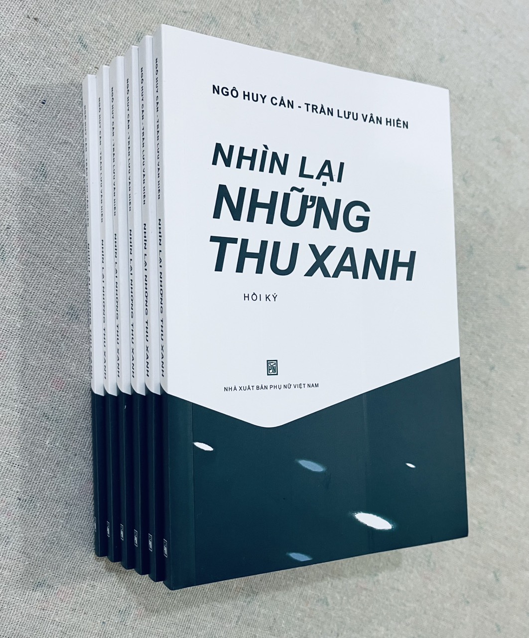 Nhìn lại những thu xanh - Hồi ký Ngô Huy Cẩn, Trần Lưu Vân Hiền - Sách gây quỹ từ thiện cho Quỹ Trò Nghèo Vùng Cao