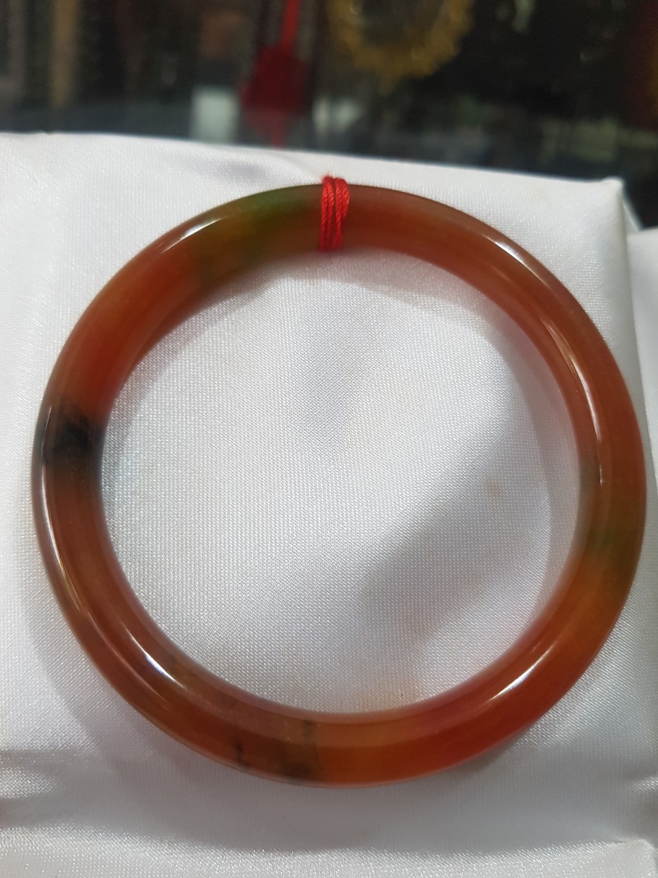 Vòng Mã Não Tứ Quý đỏ cam bóng Ni 55mm chột 7mm nặng 54kg đến 62Kg đeo đẹp là món trang sức tuyệt vời cho những cô nàng yêu thích phong cách thanh lịch và sang trọng ạ