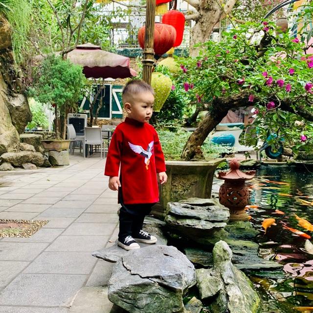 Áo dài thêu hình hạc cho bé trai