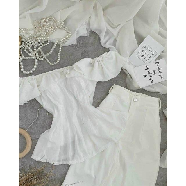 Set áo trắng bẹt vai với quần baggy