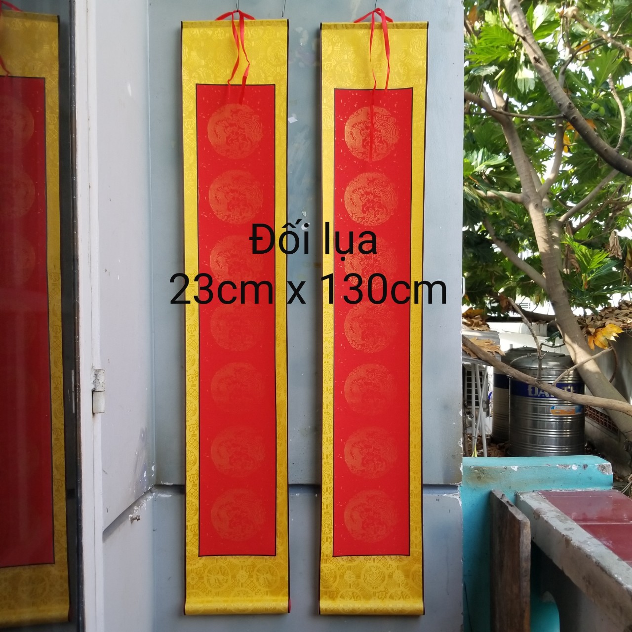 Phôi câu đối biểu lụa, mành tre chưa viết chữ. Đối biểu lụa, mành tre không chữ. Câu đối thư pháp
