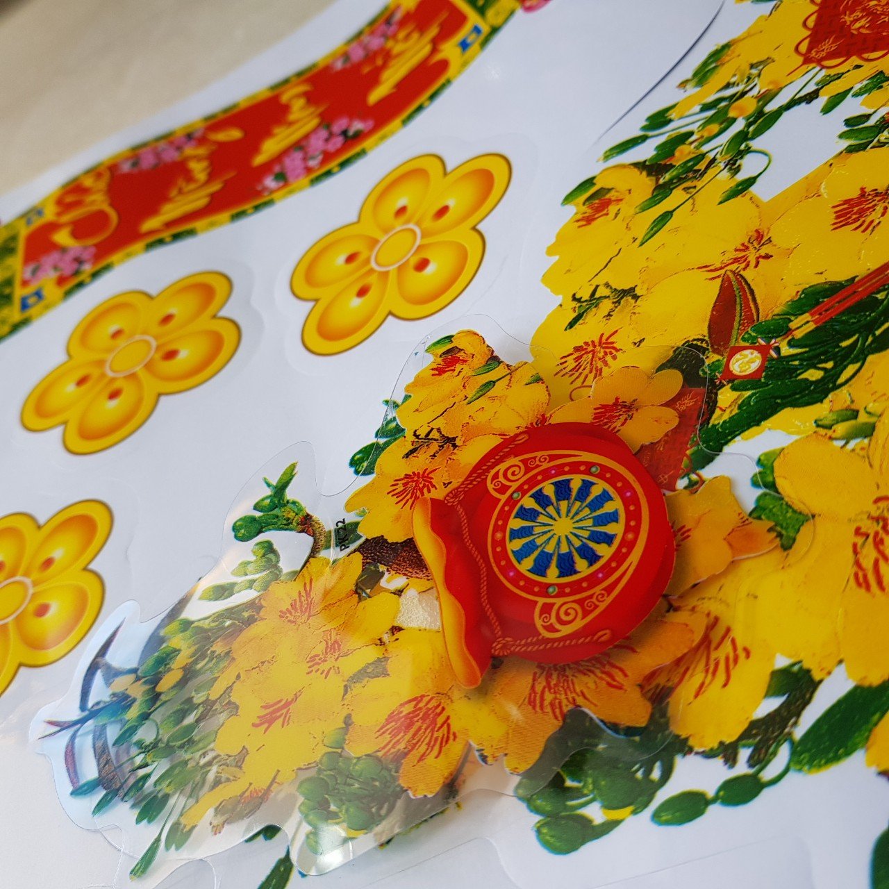 DECAL TRANG TRÍ NĂM MỚI HỌA TIẾT HÌNH CÂY MAI