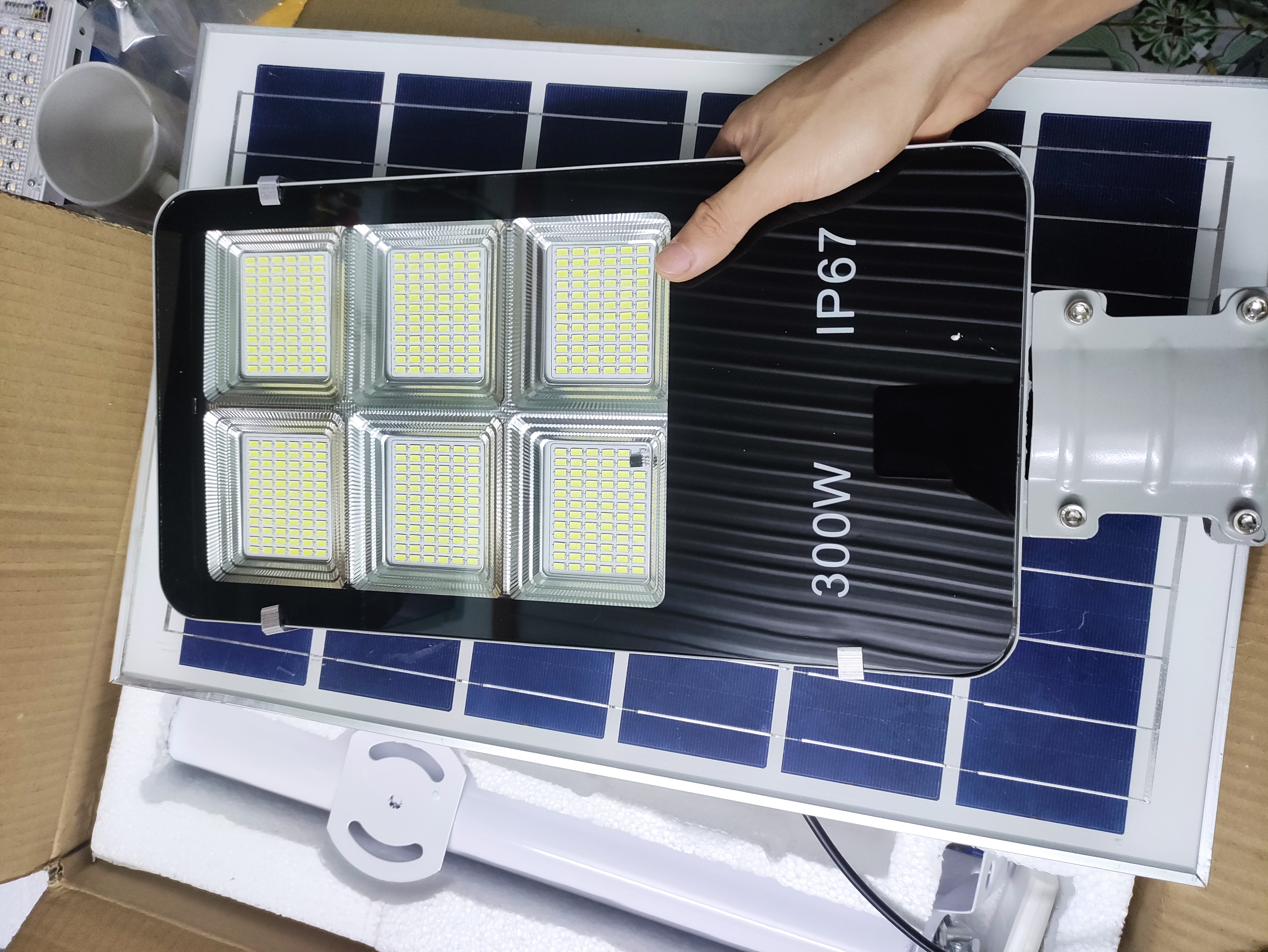Đèn năng lượng mặt trời 300w kèm tấm pin rời có giá đỡ gắn đèn IP67 430chip Led