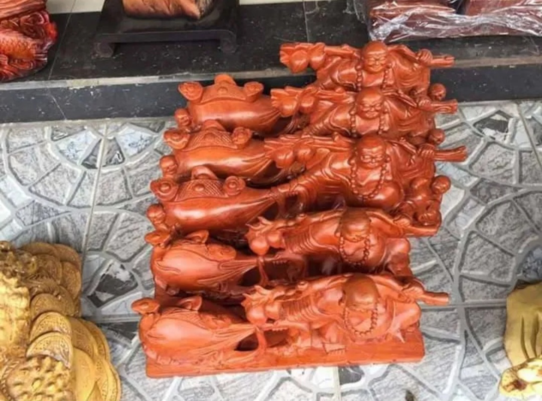 Tượng phật di lặc kéo bao tiền gỗ hương ngang 46 cm
