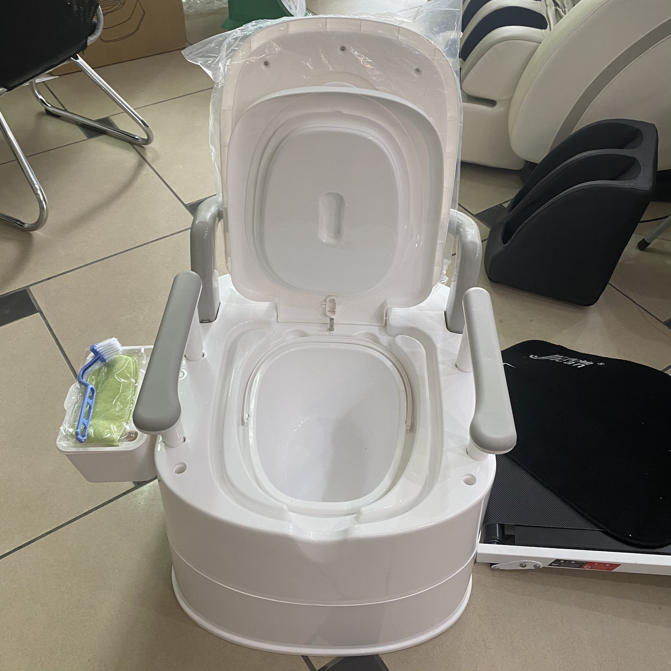 Toilet di động, Bồn cầu di động cho người già có tay vịn kèm bô bên trong, có tựa lưng chắc chắn