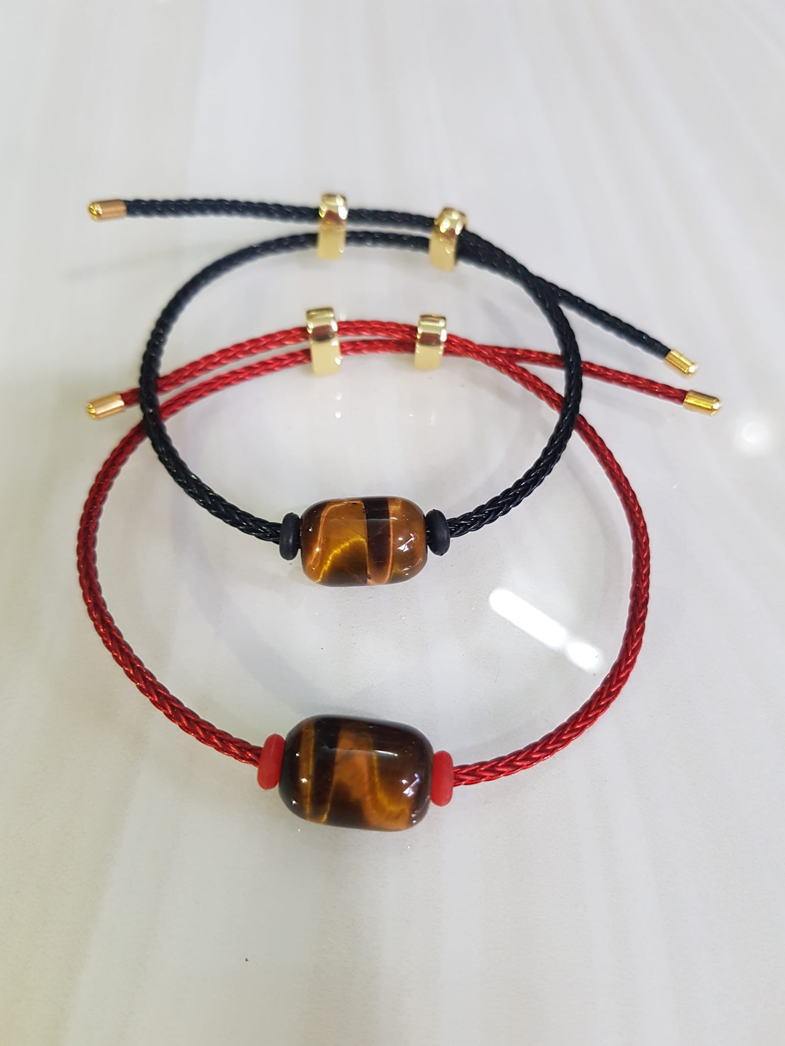 Vòng tay phong thủy charm hạt lu thống đá mắt hổ tự nhiên vàng nâu bóng đẹp Phối với dây đeo tay màu đen hoặc đỏ bất kỳ ạ Vòng tay may mắn hợp nữ mệnh thổ mệnh kim mệnh thủy ạ
