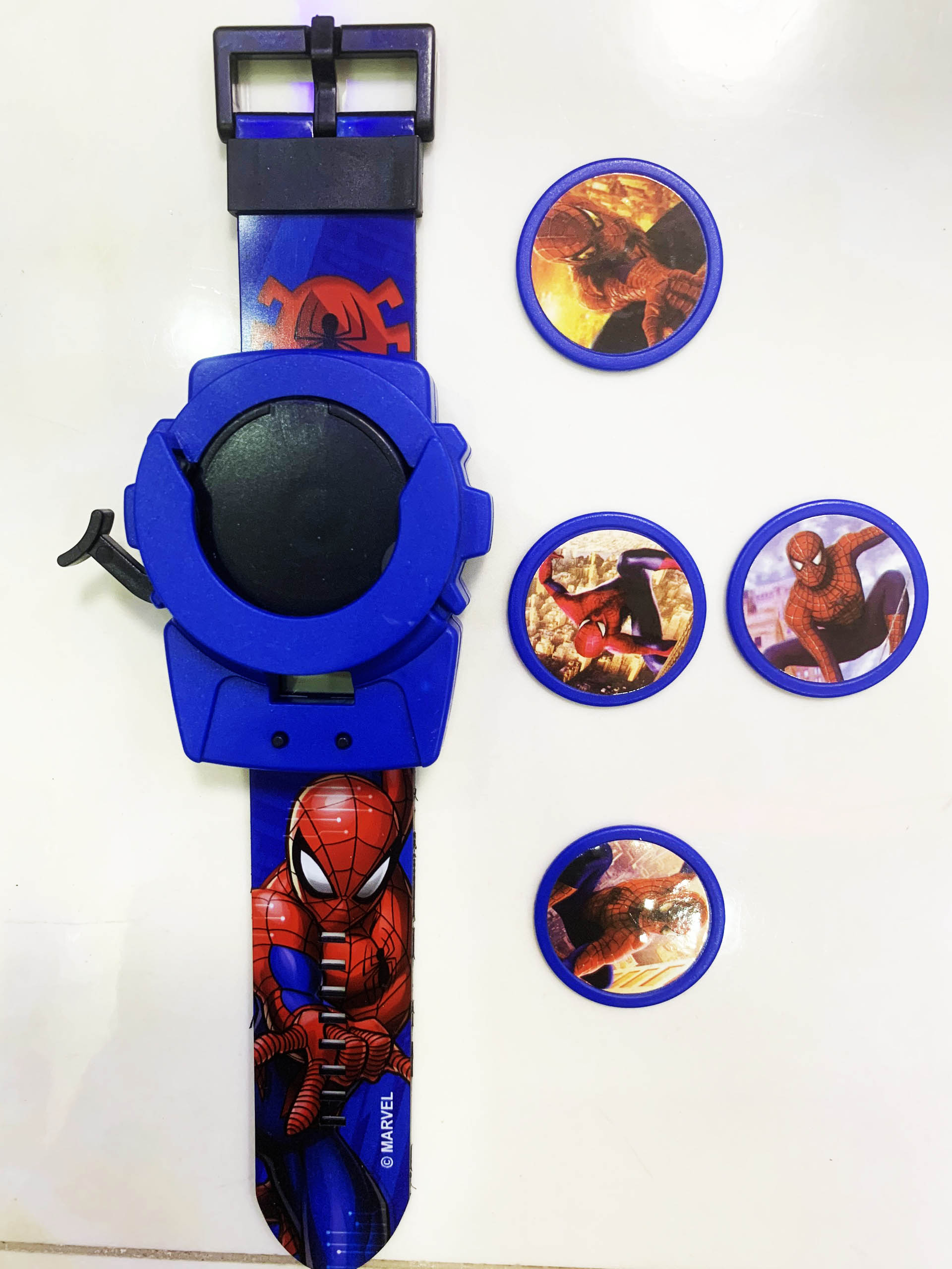 Đồ chơi đồng hồ đeo tay Doraemon spider man người nhện có bắn đĩa, giúp bé luyện tập thói quen xem giờ mỗi ngày