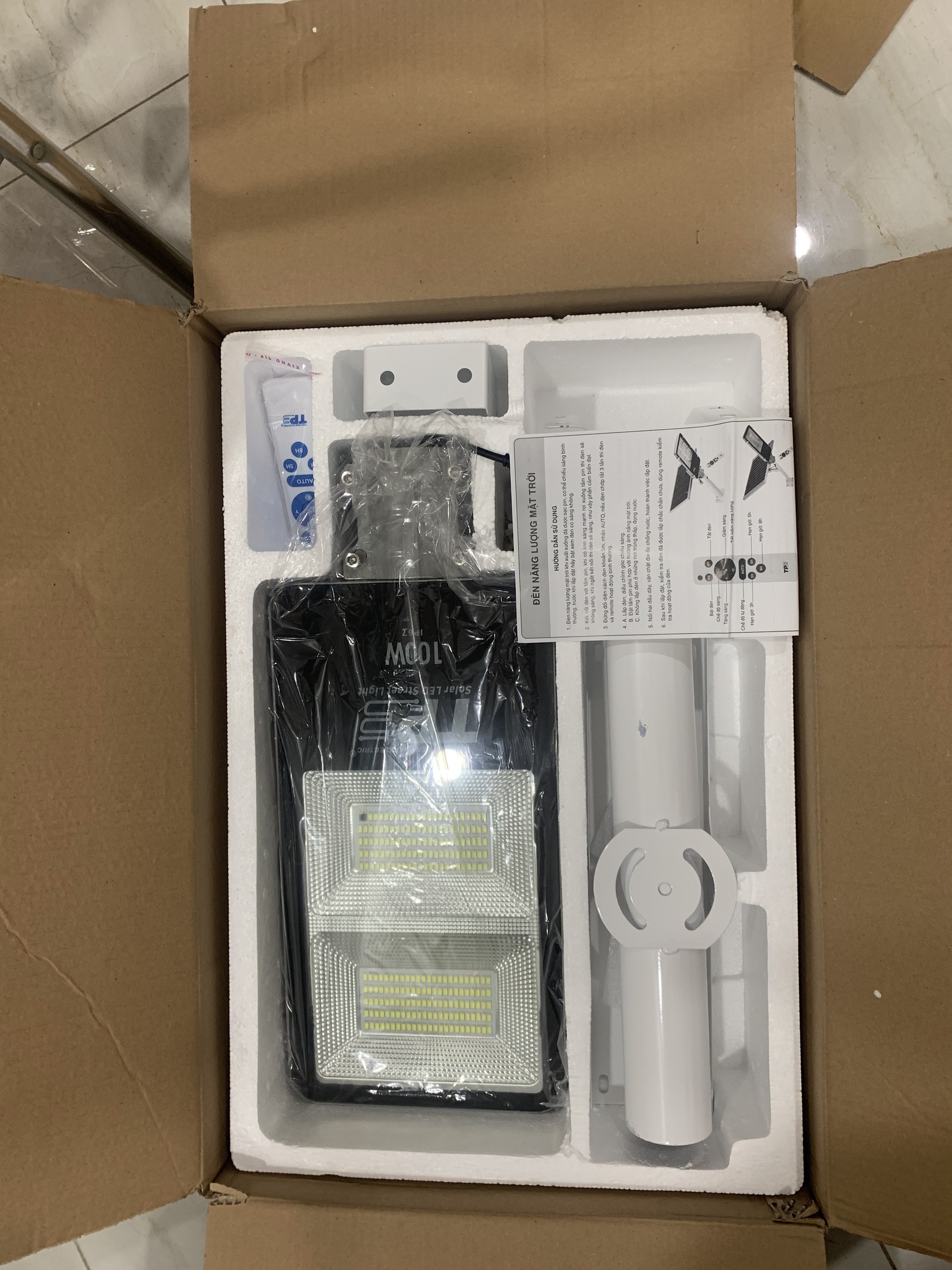 ĐÈN ĐƯỜNG NĂNG LƯỢNG MẶT TRỜI 100W