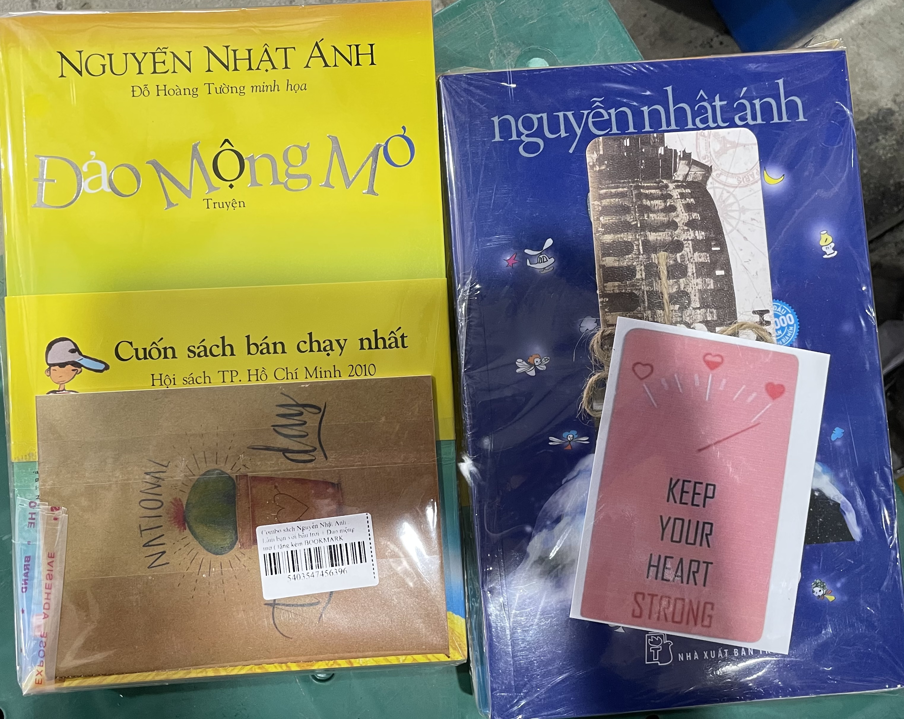 Combo sách Nguyễn Nhật Ánh : Làm bạn với bầu trời + Đảo mộng mơ ( tặng kèm BOOKMARK HAPPY LIFE )