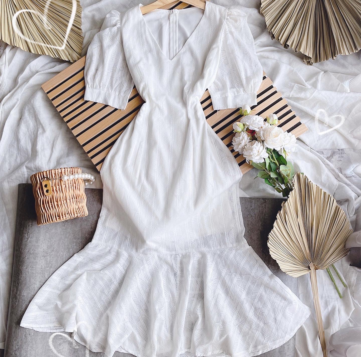 Đầm trắng midi chân bèo cổ V tay phồng