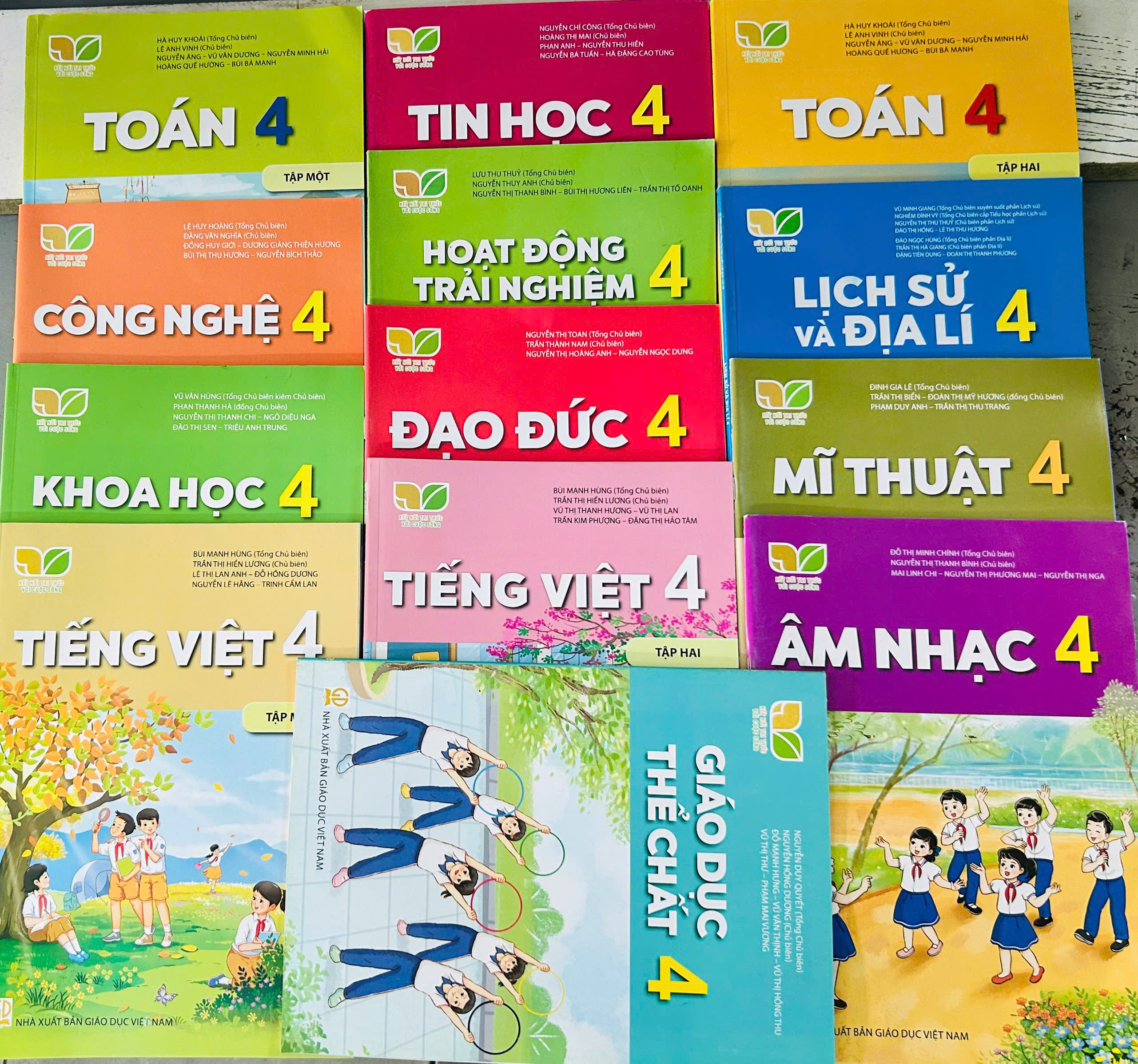 Bộ sách giáo khoa Lớp 4- Kết Nối Tri Thức Với Cuộc Sống (13 quyển- Kèm bìa nilong bao sách)