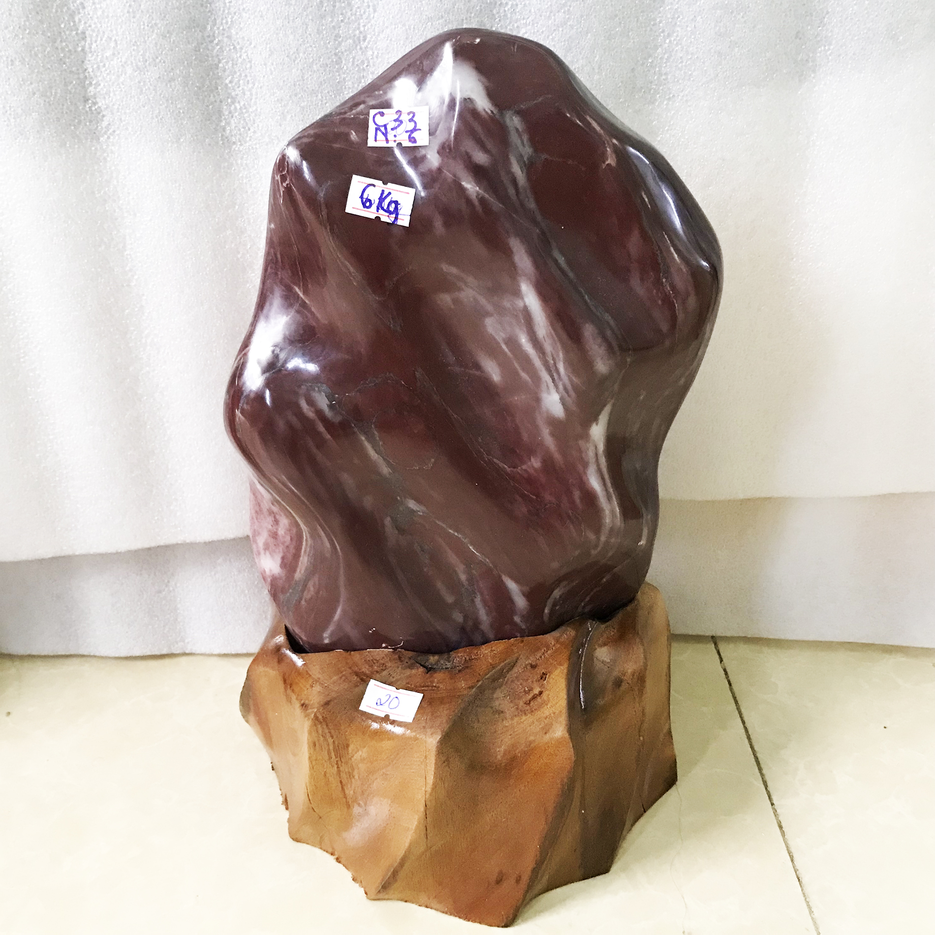 Cây đá tự nhiên màu đỏ, hồng cho mệnh Thổ và Hỏa cao 31 cm, nặng 5 kg đá thô tự nhiên, có đế gỗ.