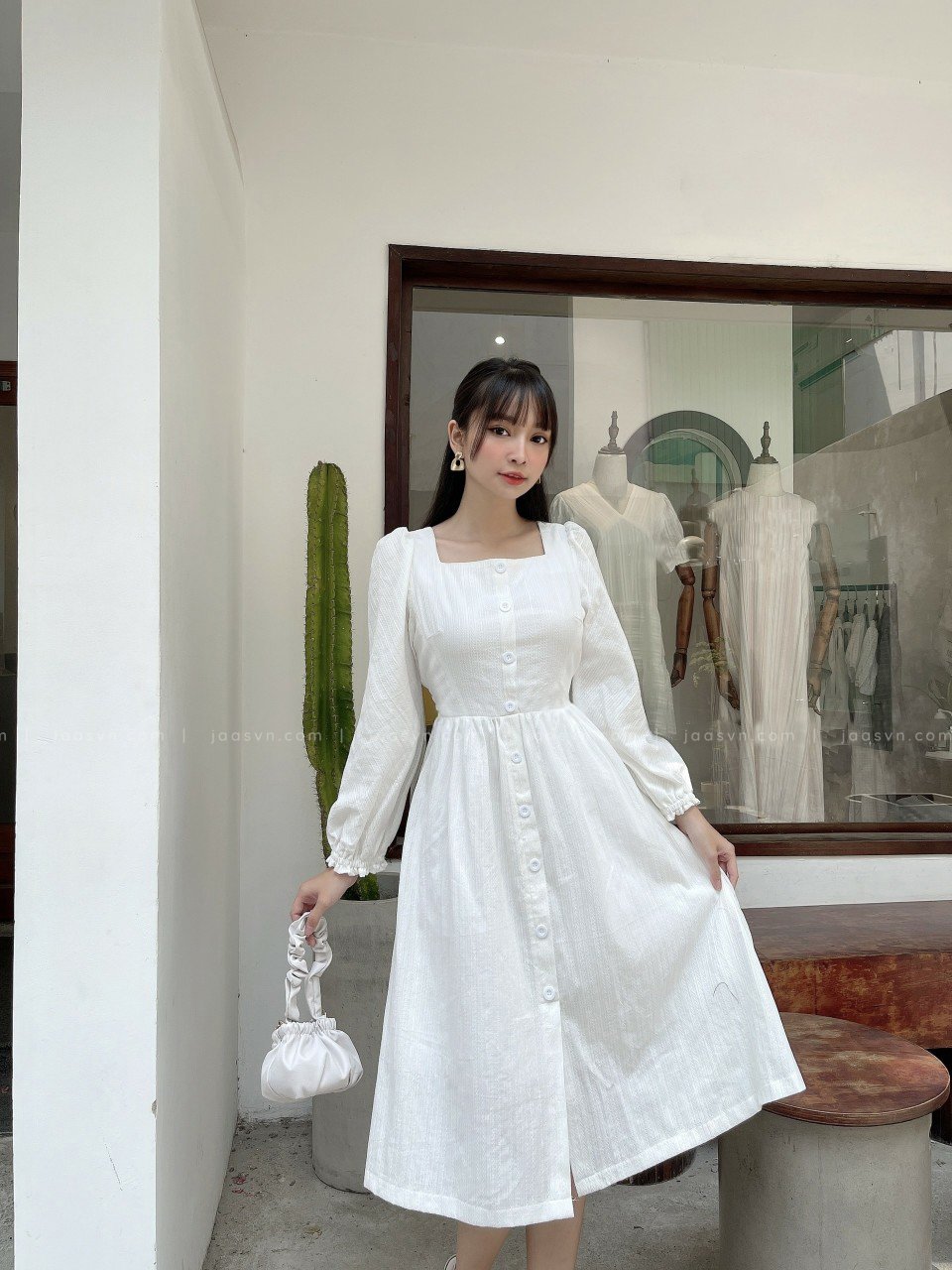 Đầm xòe tay dài cổ vuông thanh lịch