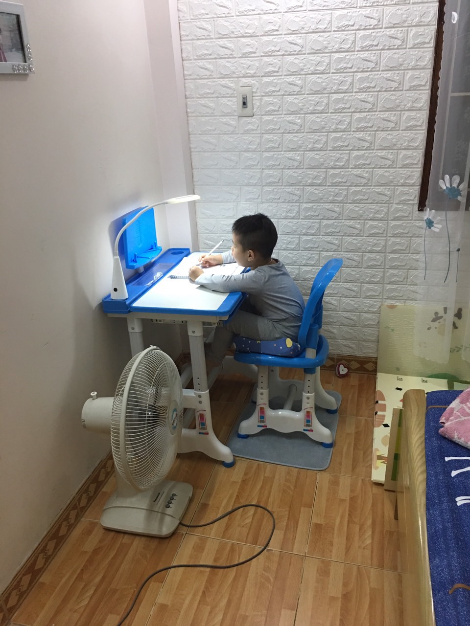 Bộ bàn ghế cao cấp chống gù chống cận bàn học thông minh cho học sinh điều chỉnh độ cao 50x70 HK500