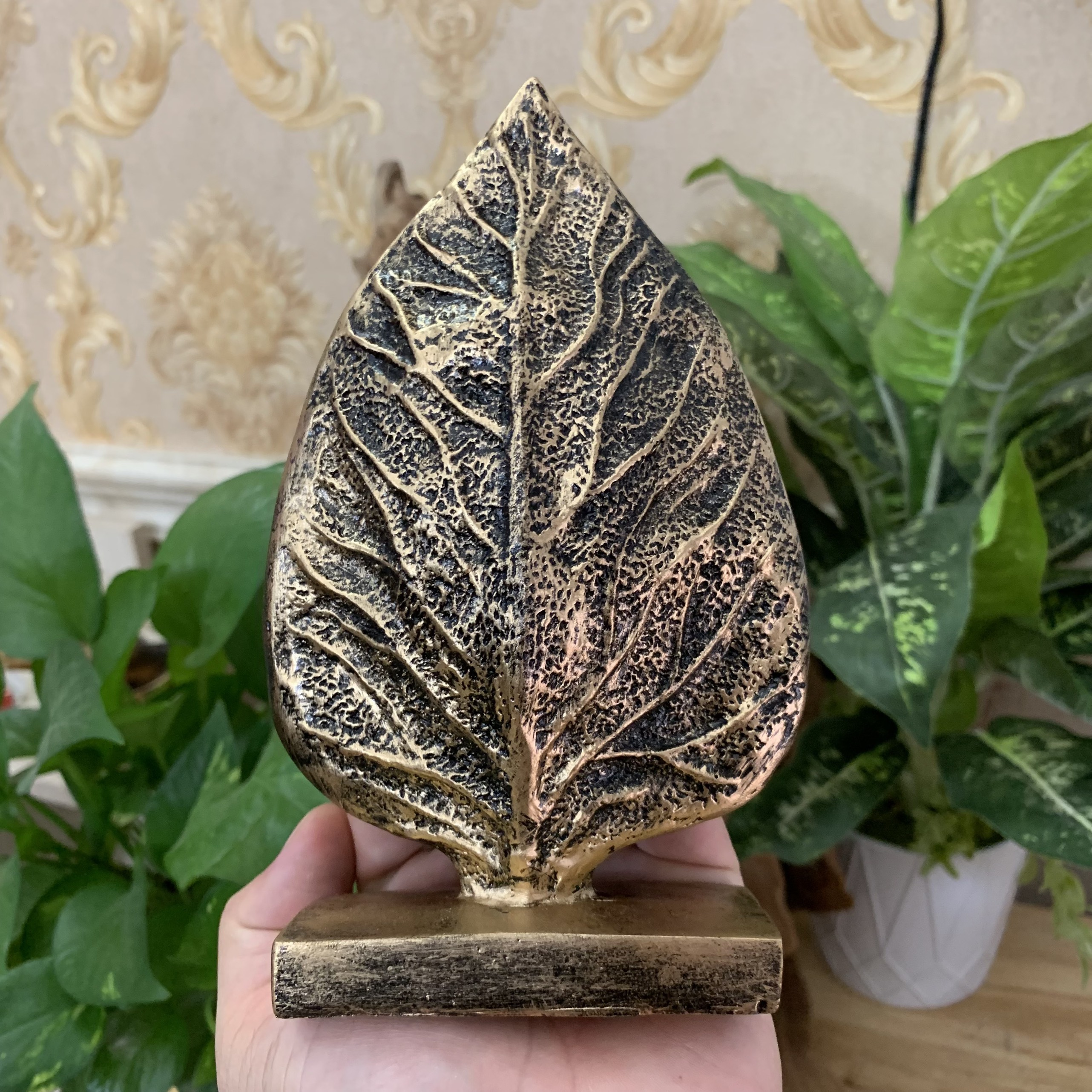 Tượng đá trang trí phòng thờ Phật Thích Ca 3D Lá Bồ Đề - Chiều cao 18cm - Màu Nhũ Vàng