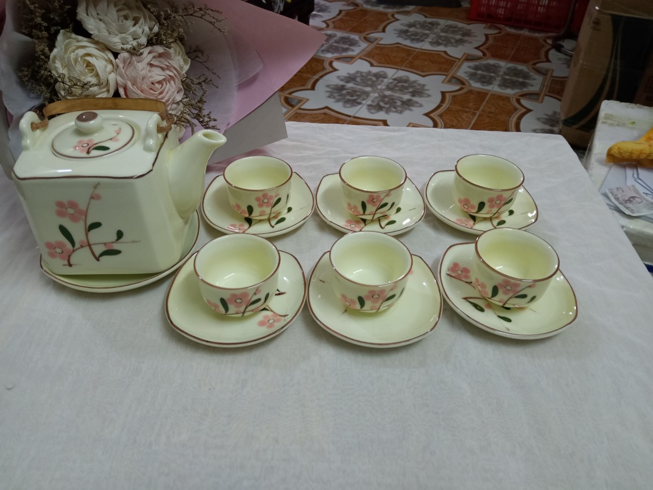 Bộ ấm men kem vẽ hoa đào đỏ gốm sứ Bát Tràng