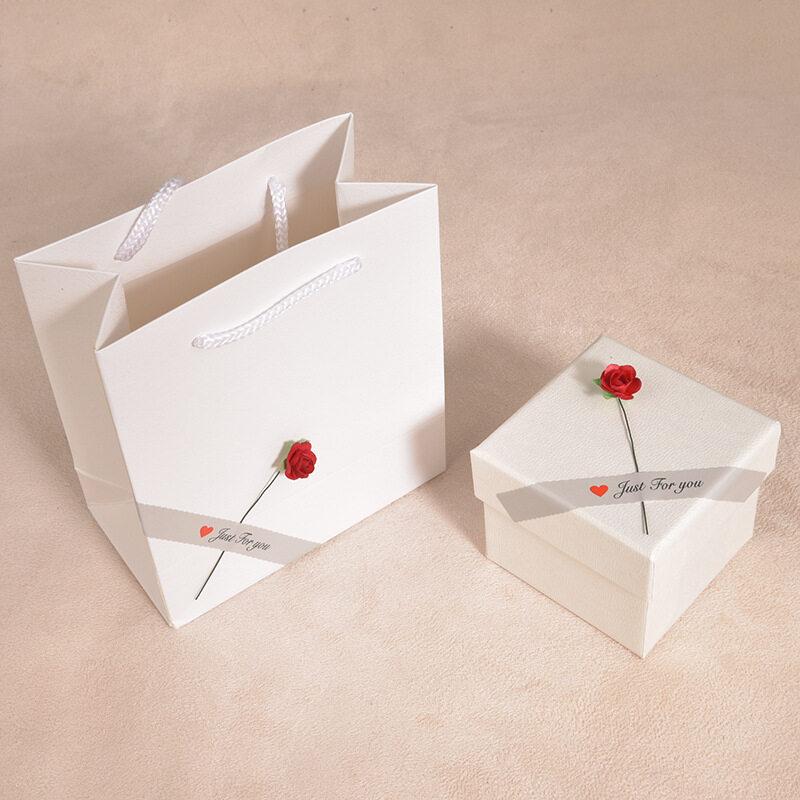 Q973 Túi giấy quai xách hoặc hộp đính hoa nhi màu đỏ, có bọt biển dùng đựng đồ quà tặng mini, trang sức