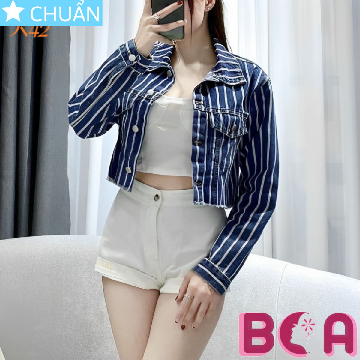 Áo khoác Jeans nữ K42 xanh đậm ROSATA tại BCASHOP kiểu dáng lửng cá tính với thiết kế sọc trắng thời trang