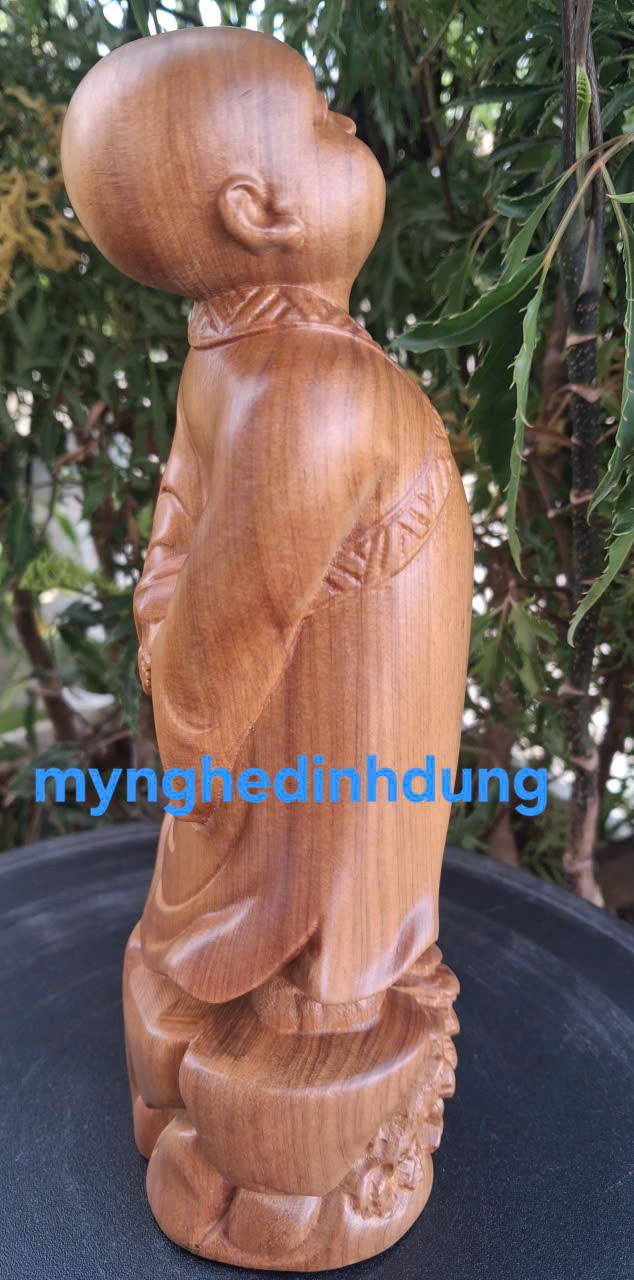 Tượng chú tiểu tùy duyên bằng gỗ bách xanh thơm ngọt cao 30x11x9cm