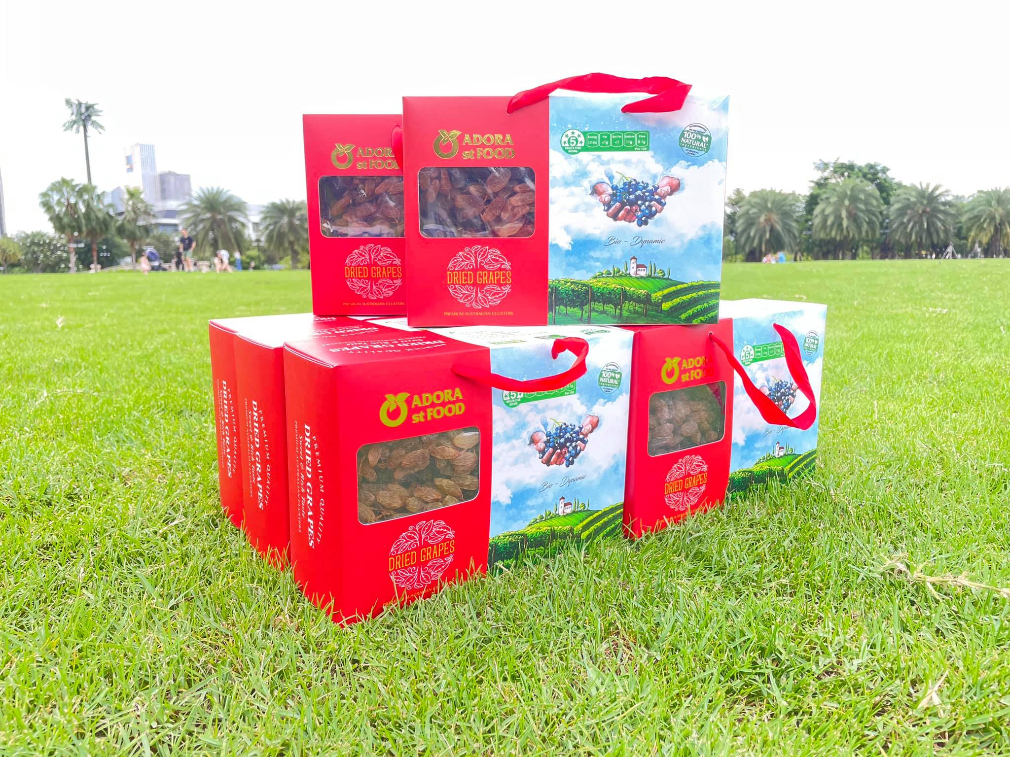 Nho khô nguyên cành THOMPSON Úc Dried Grapes Adora st Food (mẫu Quà Tết 1kg/hộp) ngon, bổ dưỡng, giàu vitamin, khoáng chất tự nhiên - OZ Slim Store