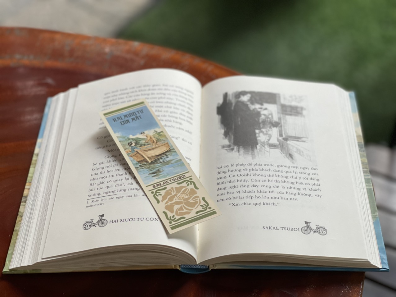 Hình ảnh (Bìa cứng tặng kèm 1 bookmark và 1 postcard) HAI MƯƠI TƯ CON MẮT- Sakae Tsuboi – Nguyễn Hải Hà dịch – Phuc Minh Books – NXB Văn Học