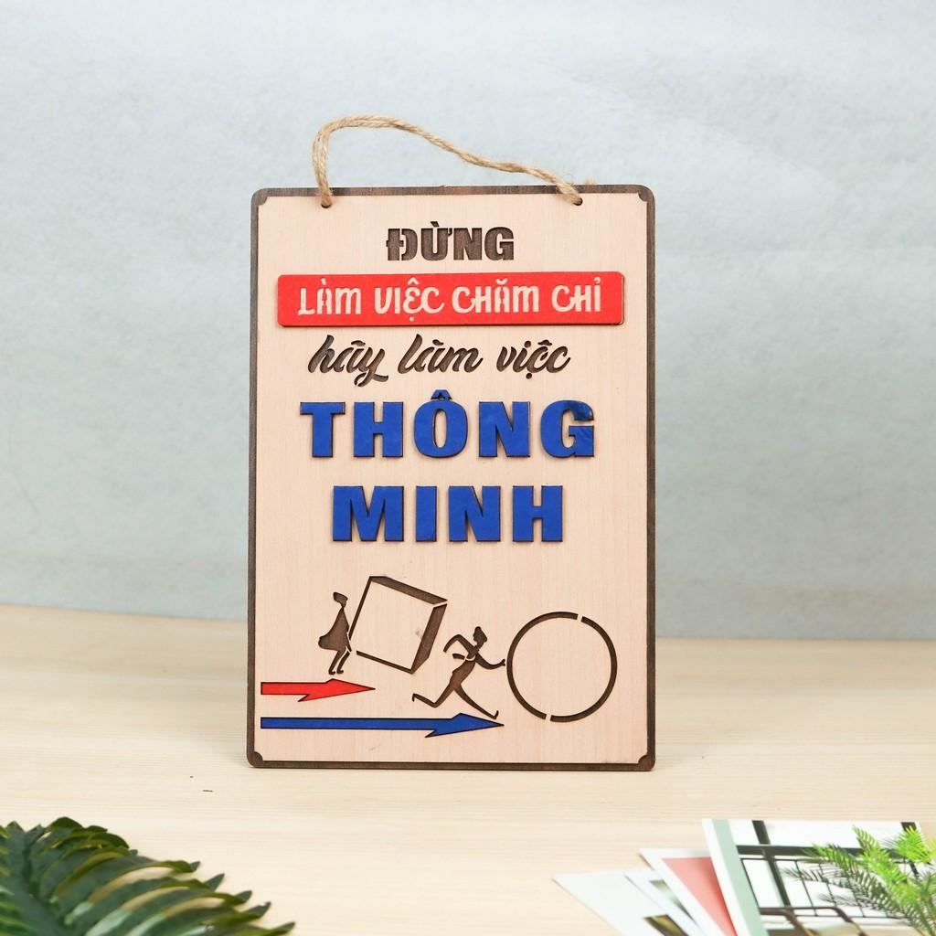 Bảng gỗ khẩu hiệu Đừng làm việc chăm chỉ