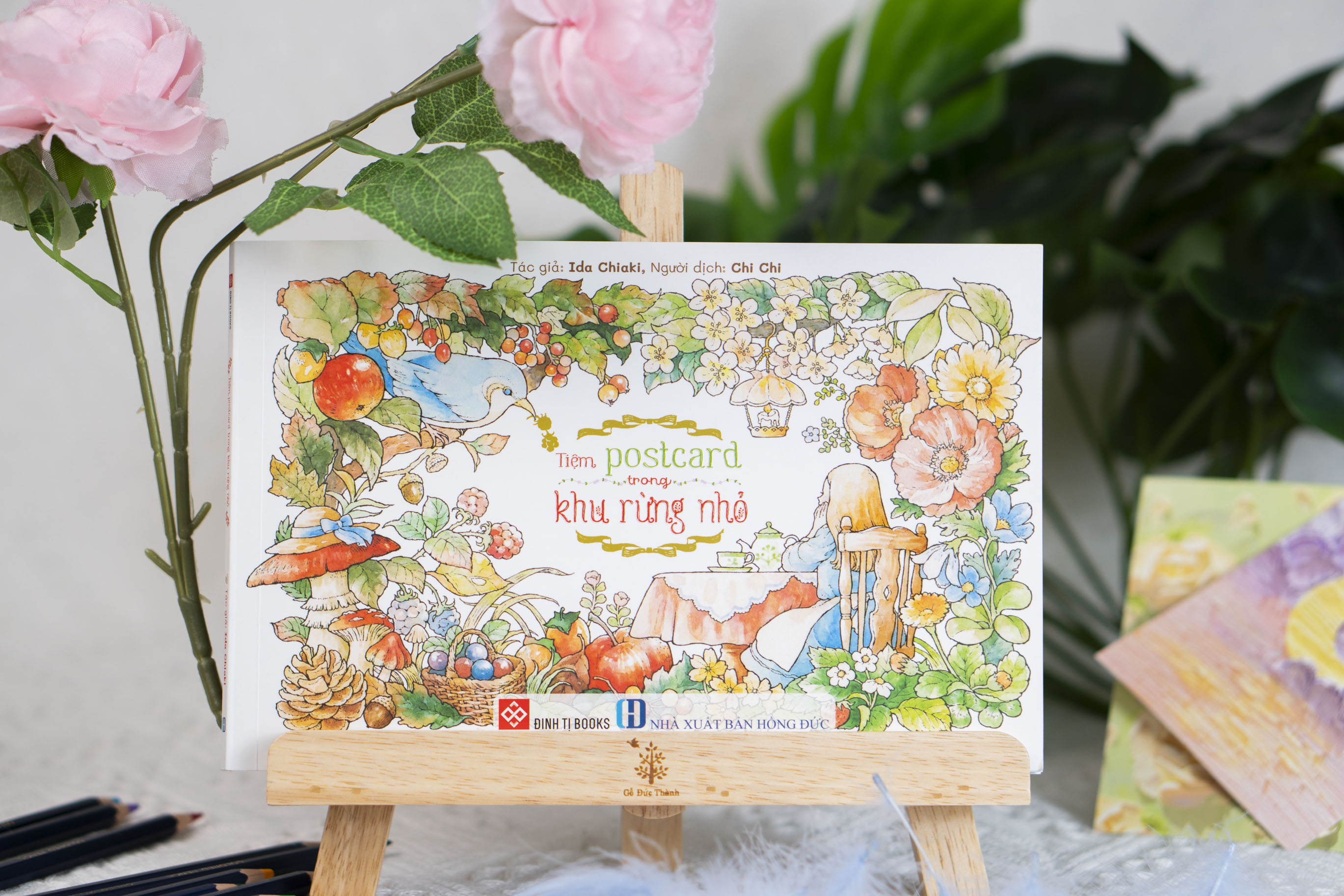 Sách tô màu Tiệm postcard trong khu rừng nhỏ - Đinh Tị Books