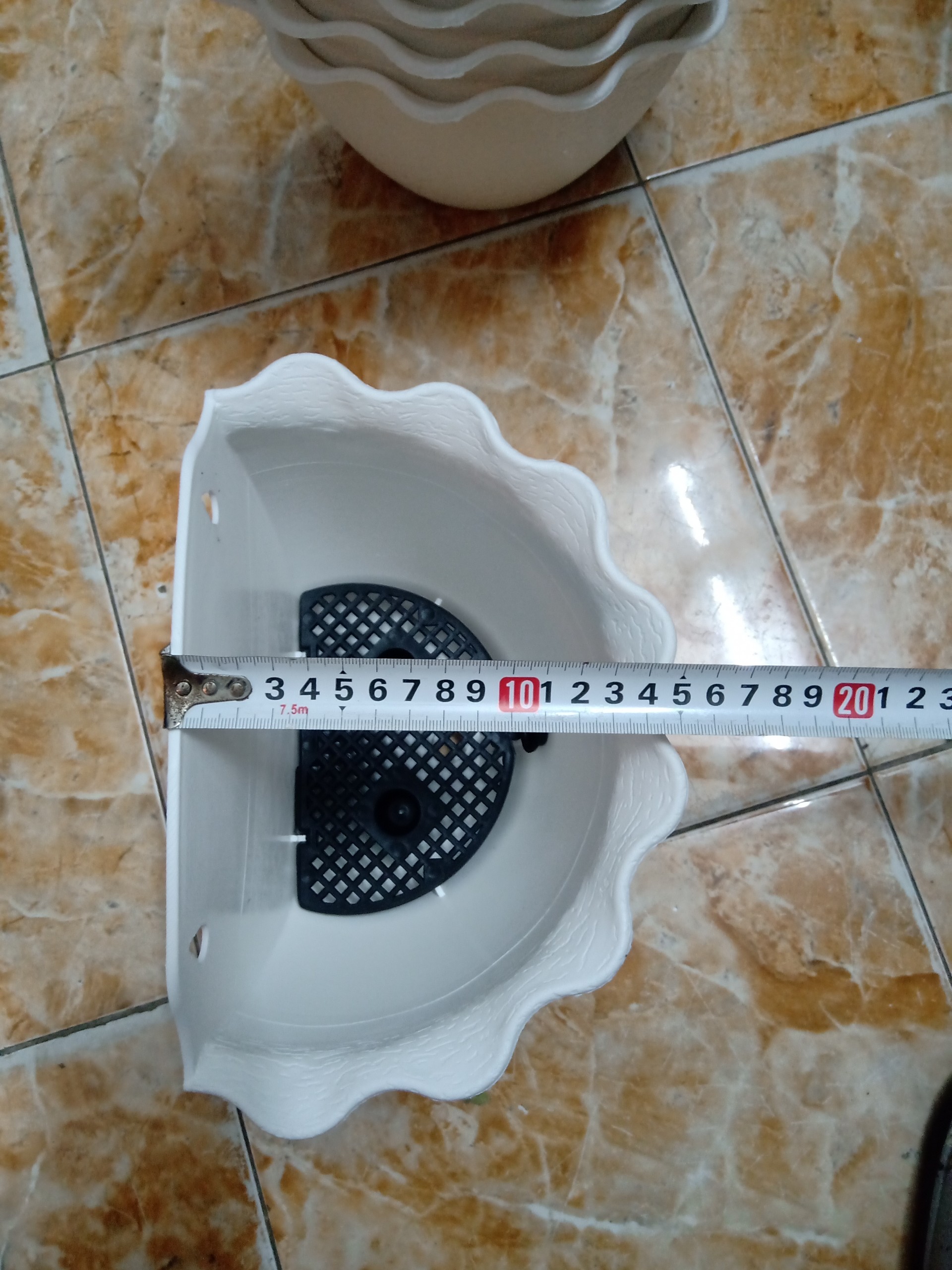 CHẬU TRỒNG CÂY ỐP TƯỜNG HÌNH BÁN NGUYỆT MÀU TRẮNG