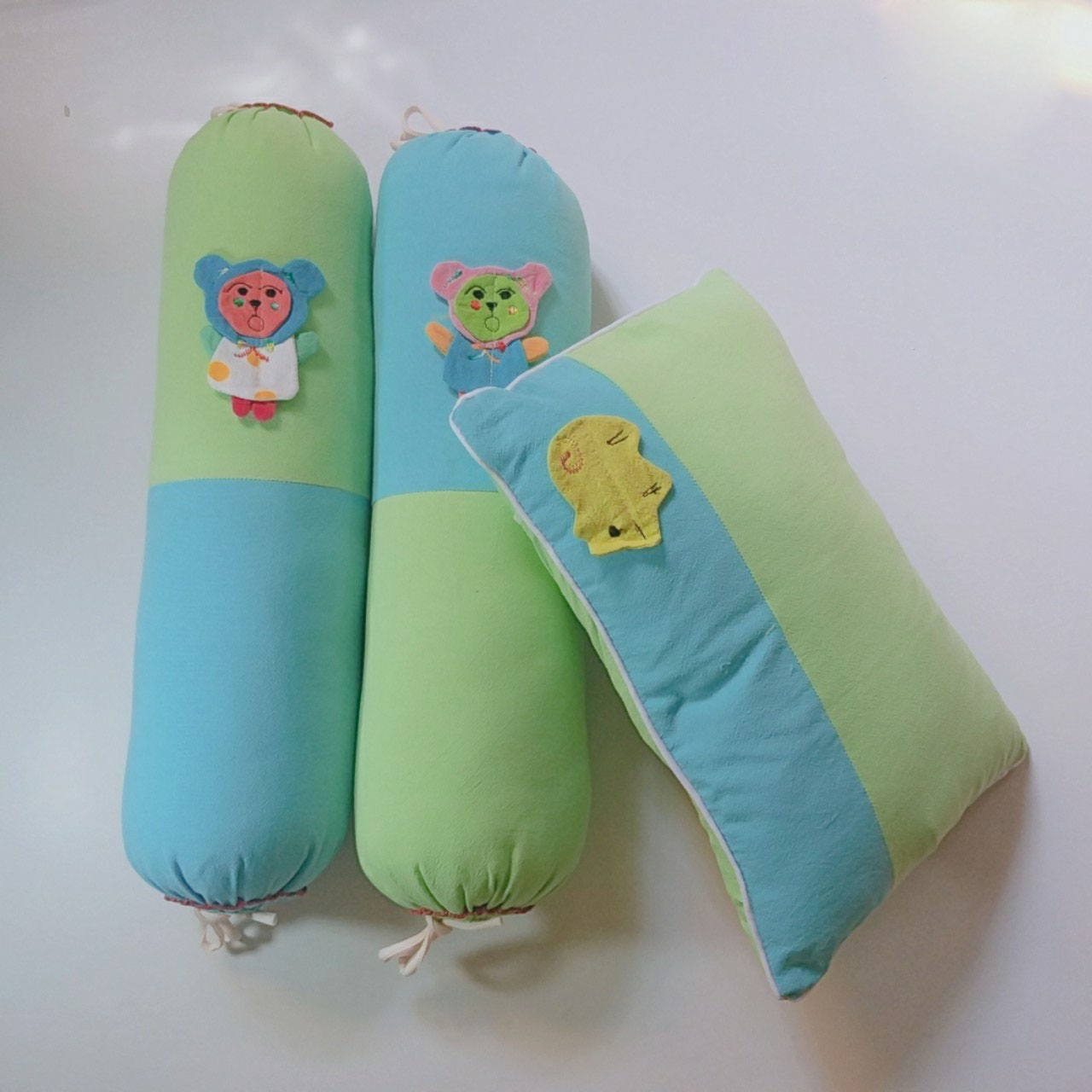 Bộ Gối Nằm 02 Gối Ôm Cho Bé Vải Cara - Giao Màu Sắc Ngẫu Nhiên