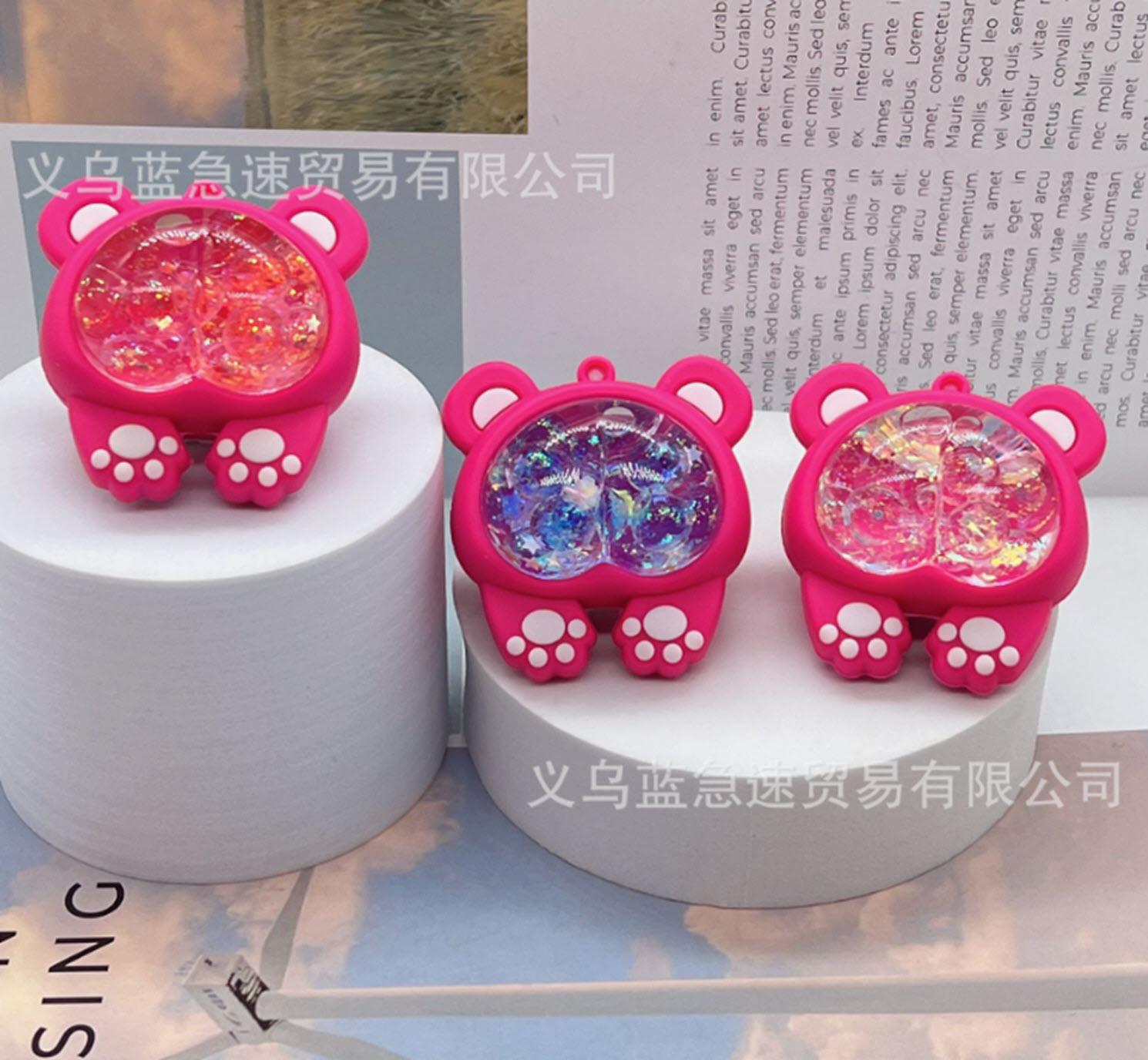 Móc khóa Chú Gấu Dâu Tây cực kỳ dễ thương , mặt sau được làm từ chất liệu lỏng độc đáo
