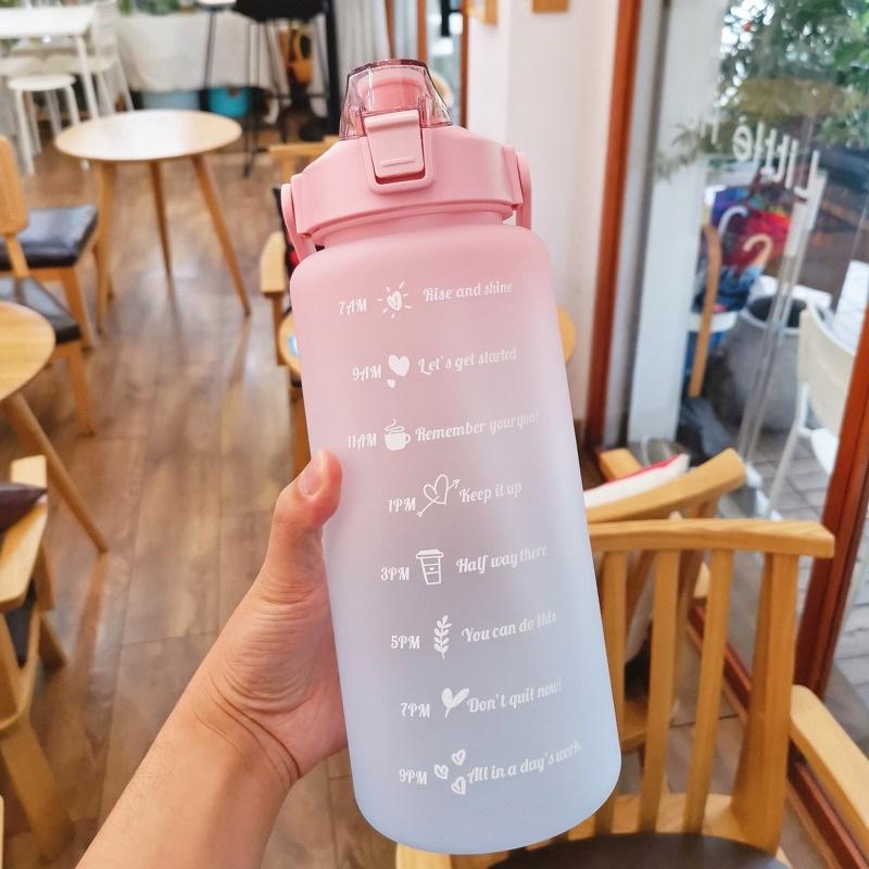 Bình Nước 2 Lít Nhắc nhở uống nước Mỗi Ngày Tiện Lợi An Toàn Cho Sức Khoẻ có miếng dán stick dễ thương
