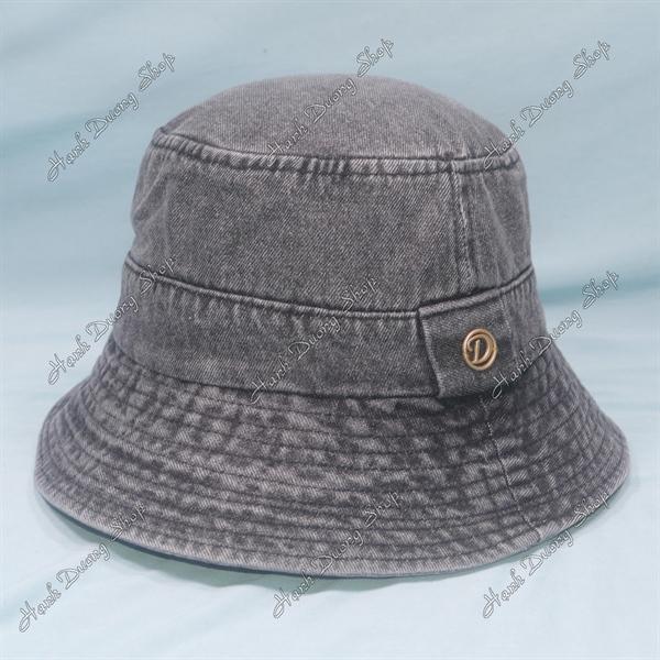 Nón tai bèo jean hàng quảng châu vòng đầu 58-59cm, mũ bucket vành rộng 6,5cm có may quai gắn chữ D bên hông phía trong có dây rút giảm size vải jean oát - Đen