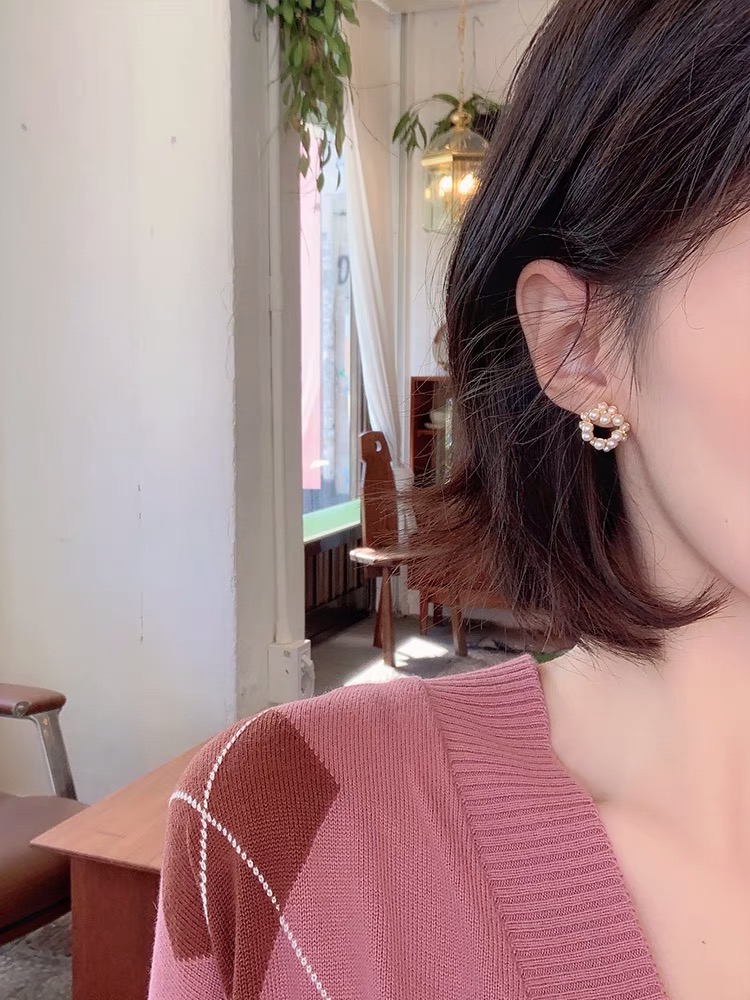 Khuyên tai tròn đính ngọc trai nhân tạo sang chảnh