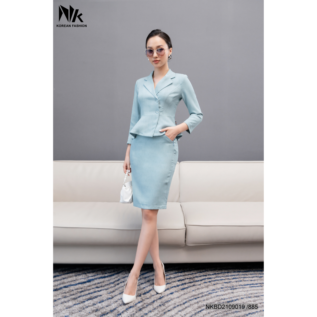 Set Áo Ký Giả Nữ NK Fashion Vải Nhập Khẩu Hàn Cao Cấp Mềm Mịn, Không Nhăn, Dáng Peplum Tay Lửng Trẻ Trung, Tôn Dáng, Thiết Kế Cúc Lệch Hiện Đại, Chân Váy 2 Lớp Có Túi Đa Năng NKBD2109019