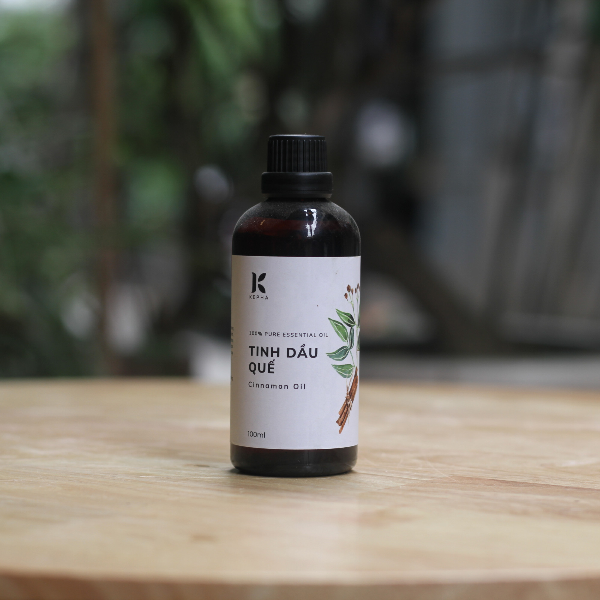 Tinh dầu Quế Kepha 100ml - Cassia Essential oil. Tặng đèn xông bằng nến Kepha hoạ tiết mẹ quê - Tinh dầu nguyên chất 100% - Khử mùi, lau nhà, làm sạch không khí