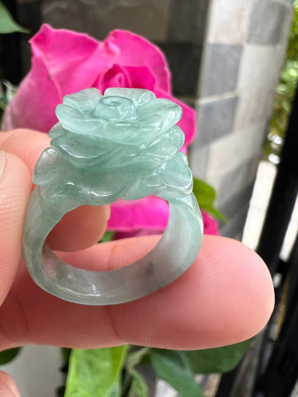 Nhẫn Nữ mới chạm Bông Hồng Nổi Đá Cẩm Thạch Tự Nhiên màu Xanh Đều Bóng đẹp Ni 18mm Cao 28mm Dầy 3mm Chị em Nữ đeo lên tay xinh xắn ạ