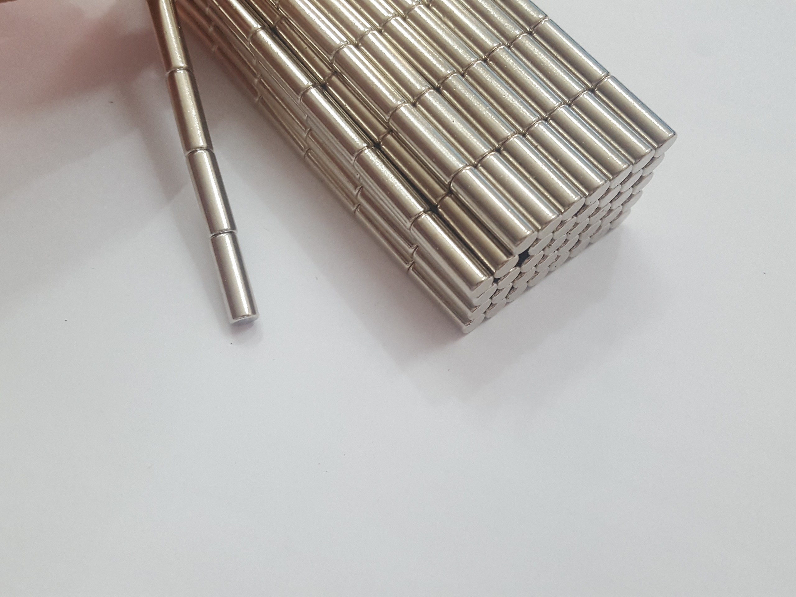 Nam châm viên trắng đất hiếm 5x15mm