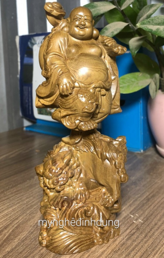 Tượng phật di lặc trấn ghê bằng gỗ bách xanh thơm nức kt 20×8×6cm