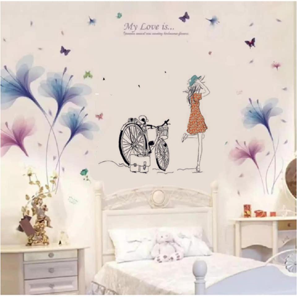DECAL DÁN TƯỜNG HOA XANH TÍM VÀ CÔ GÁI XE ĐẠP