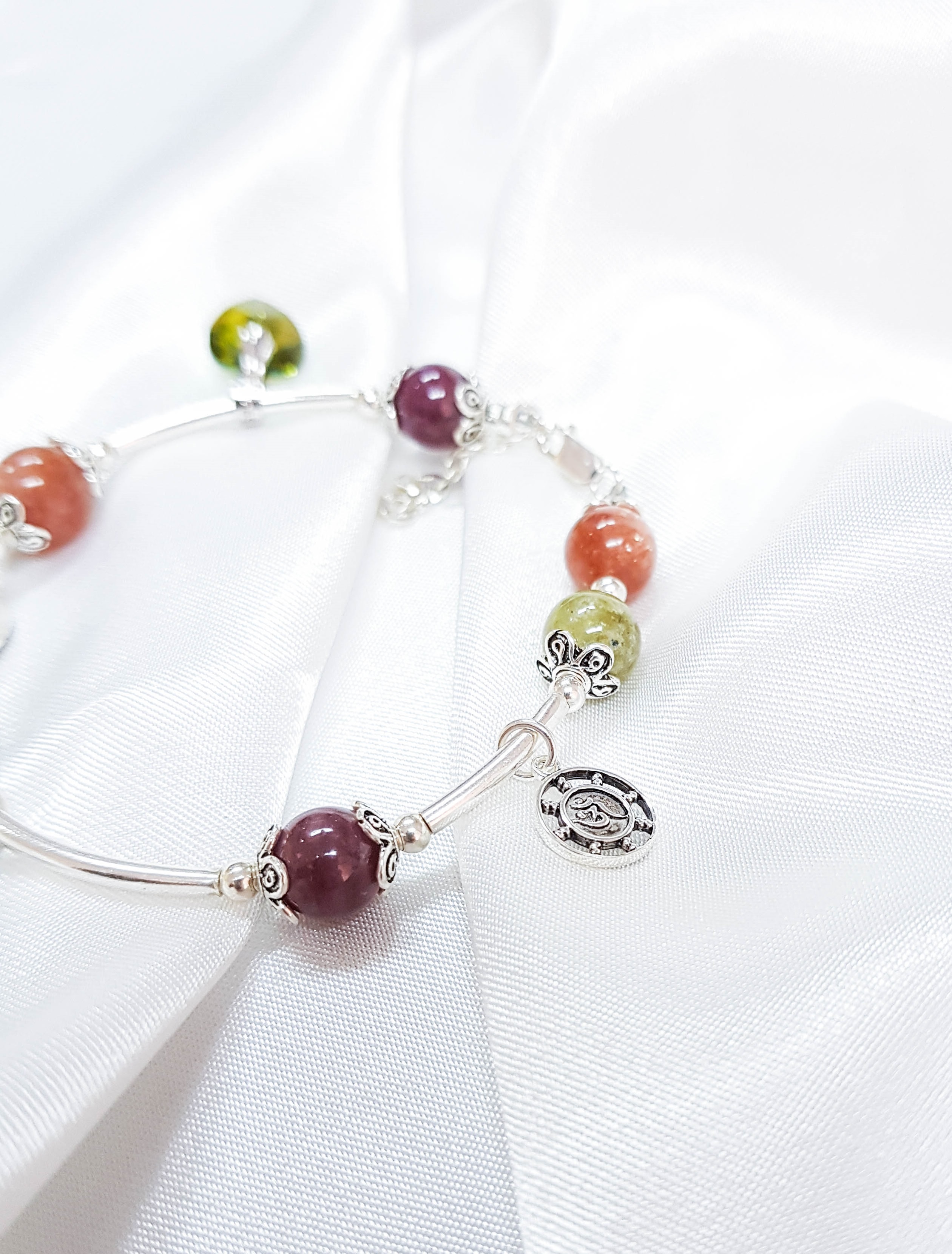 Vòng tay mệnh mộc, hỏa đá ganet xanh, đá tourmaline mix đá mặt trời+ charm bàn tay LAT.101