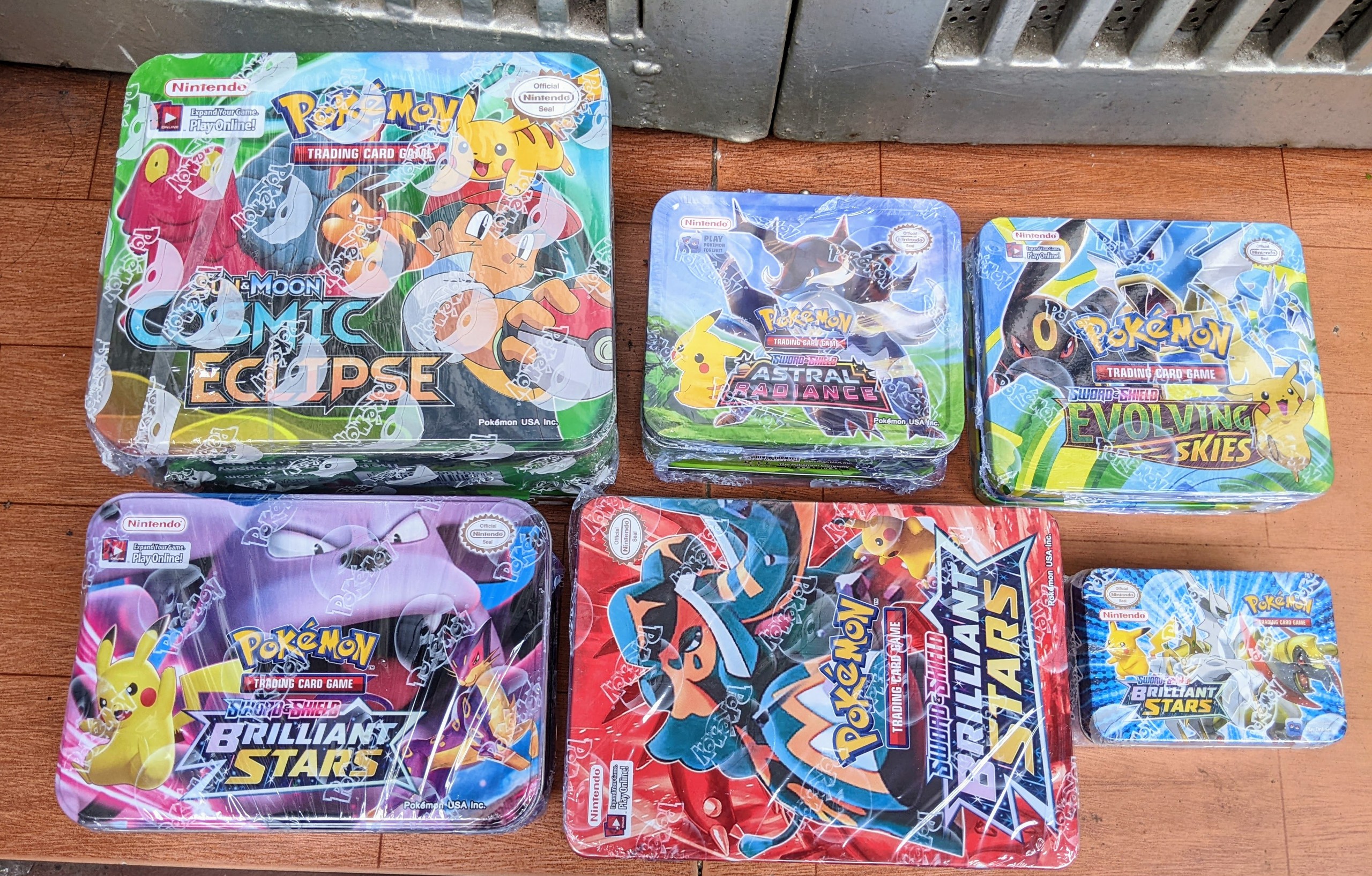 Thẻ Bài Pokemon Hộp Sắt Hàng Chuẩn Có Quai Nắp Cài - Loại Đẹp 40 Thẻ Bài Và 2 Túi Thẻ Vip
