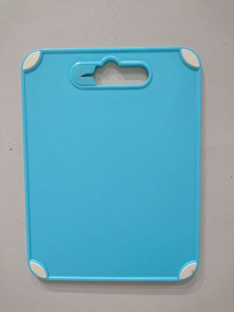 Thớt nhựa PP viền nổi chống trượt kèm dụng cụ mài dao 29,5x22,3cm